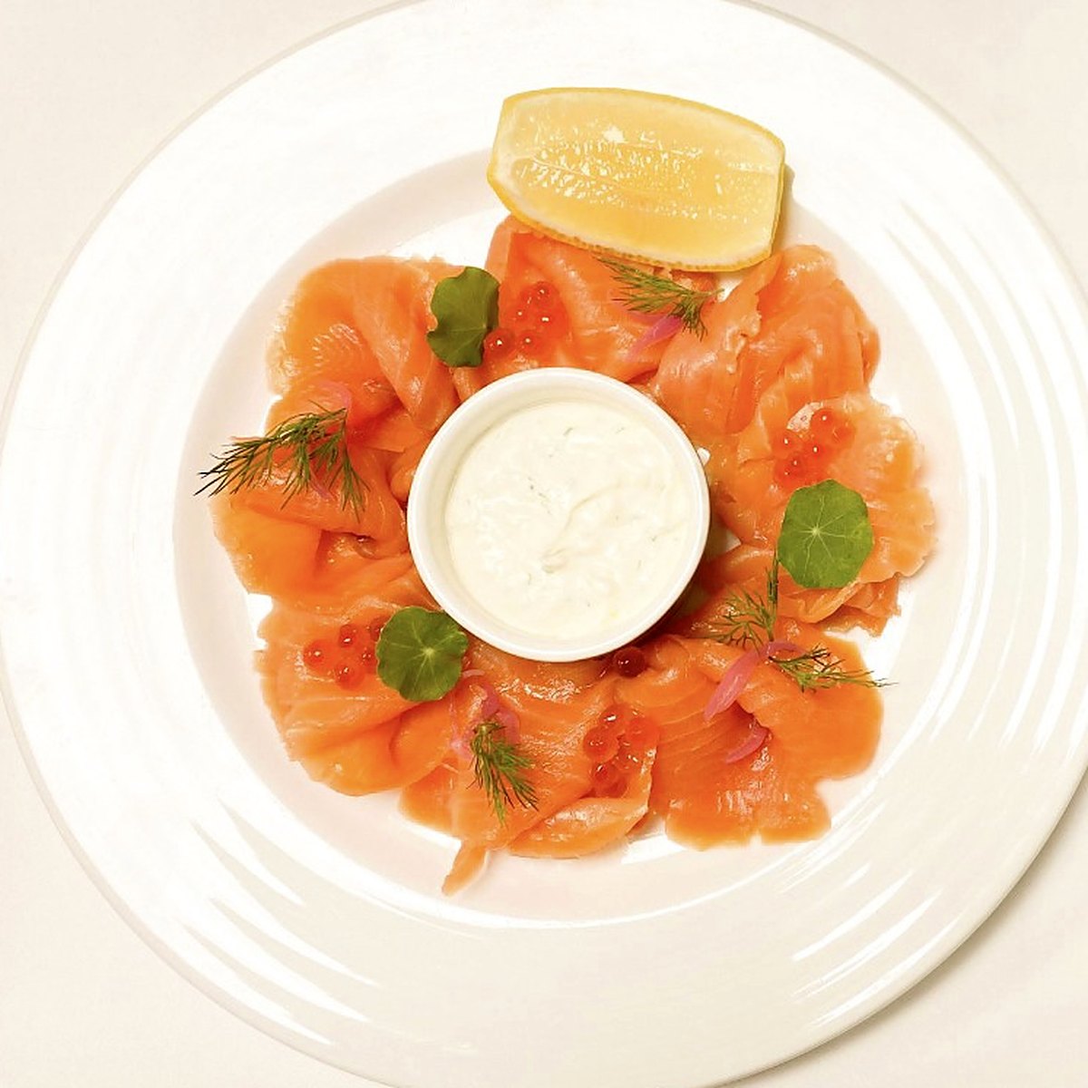 Cured salmon with salmon roe, dill and crème fraîche