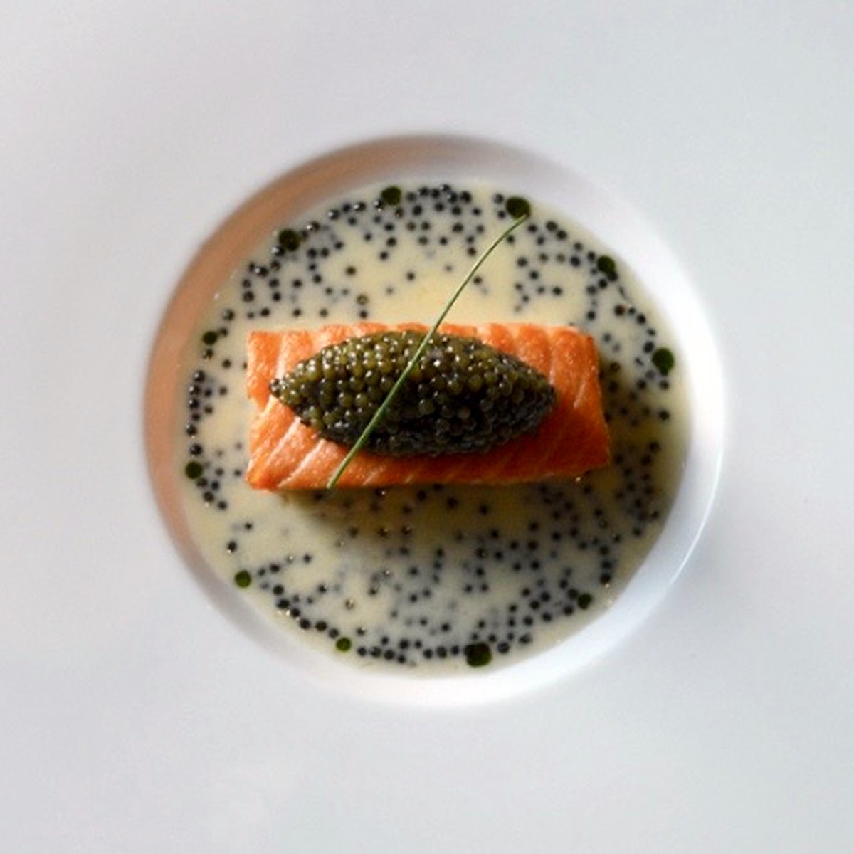 Salmon with caviar in beurre blanc
